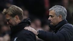 Kou Liverpoolu Jürgen Klopp a manaer Manchesteru United Jose Mouriho (vpravo).