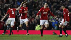 Zlatan Ibrahimovi (druhý zprava) z Manchesteru United slaví vyrovnávací gól v...