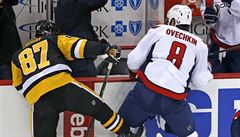 Sidney Crosby (vlevo) a Alex Ovečkin v souboji o kotouč v duelu Pittsburghu s... | na serveru Lidovky.cz | aktuální zprávy