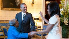 Barrack a Michelle Obamovi taní se 106 letou Virginií McLaurinovou v Modrém...