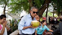 Prezident Obaman na návtv v Laosu pije kokosové mléko z kokosu, který byl...