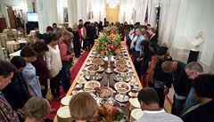 Prezident Obama íká modlitbu pi veei s rodinou a páteli na Díkvzdání v...