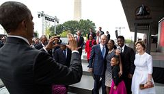 Prezident Obama fotí manelé Bushovi s rodinou Bonnerových u píleitosti...