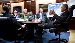 Prezident Obama se svým bezpenostním týmem v tzv. Situation room.