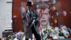 Fanouek Davida Bowieho ped barevnou freskou umlce v Brixtonu