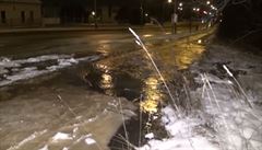 Mrz v Praze 4 zpsobil havrii potrub, voda vytekla na silnici
