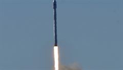 Na obnou dráhu letí raketa Falcon 9 americké spolenosti SpaceX.