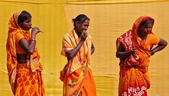 Hinduistky si istí zuby vtvikami ped startem festivalu