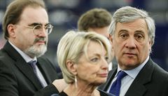 Novým éfem Evropského parlamentu byl zvolen lidovec Tajani (vpravo)