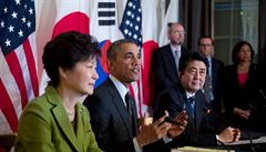Americký prezident, jihokorejská prezidentka a japonský premiér na tiskové...