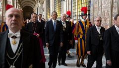 Prezident Barack Obama je doprovázen pes Vatikán, aby se setkal s papeem...