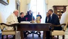 Pape Frantiek pijal amerického prezidenta. Na fotografii z 27. bezna 2014...