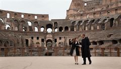 Prezident Barack Obama bhem prohlídky Kolosea s technickou editelkou Kolosea...