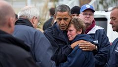 Barack Obama objímá Donnu Vanzantovou, majitelku budovy zniené hurikánem Sandy.