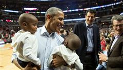 Prezident Barack Obama drí dv dti a pózuje na fotografii bhem poloasu...