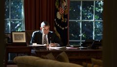 Prezident Barack Obama pracuje v Oválné pracovn Bílého domu.