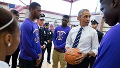 Barack Obama mluví se studenty a písluníky policie. Poté následovala diskuse...