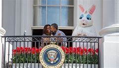 Prezident Obama líbá svou enu bhem zahájení hledání velikononích vajíek v...