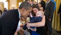 Barack Obama si hraje s ptimsíní Vann Carrollovou bhem návtvy ranných...