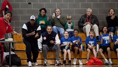 5. února 2011. Dva trenéi basketbalového týmu dcery prezidenta Sashy Obamové...