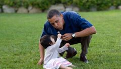 Prezident si hraje s malou dívkou na trávníku v Rové zahrad Bílého domu.