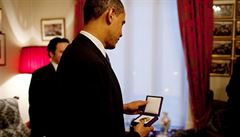 Prezident Obama se poprvé dívá na Nobelovu cenu za mír v Norském Nobelov...