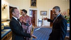 Prezident Barack Obama a První dáma Michelle Obamová vítají Bruce Springsteena...