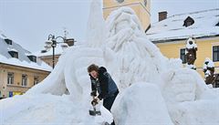 Výtvarník Josef Dufek vytváří obří sněhovou sochu Krakonoše na náměstí v...