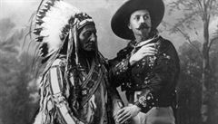 Dvě legendy Divokého západu: Sedící býk a Buffalo Bill v roce 1895. Bill...