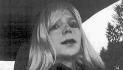 Obama rozdal milosti. Propustil i Chelsea Manningovou, jež stála u kauzy WikiLeaks