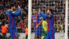 Andre Gomes a Lionel Messi slaví gól do sít Las Palmas.