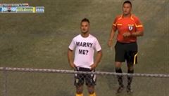 VIDEO: Místo oslavy gólu požádal přítelkyni o ruku. Následovala žlutá karta
