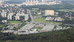 Letecký pohled na Thomayerovu nemocnici v Kri (v popedí). Pozemky za silnicí...