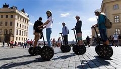 Na Hradčanské náměstí už nyní turisté na vozítkách segway vjet nesmí.