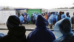 Migranti ekají v deti na jídlo v uprchlickém táboe na eckém ostrov Lesbos.