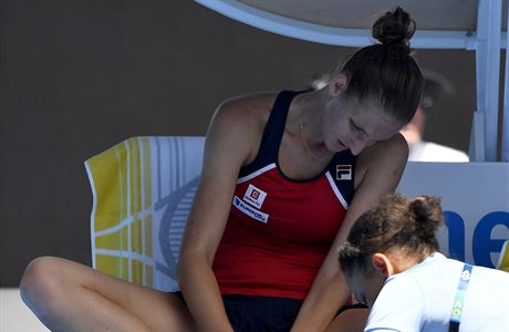 Karolna Plkov se nechv oetovat bhem tvrtfinle Australian Open.