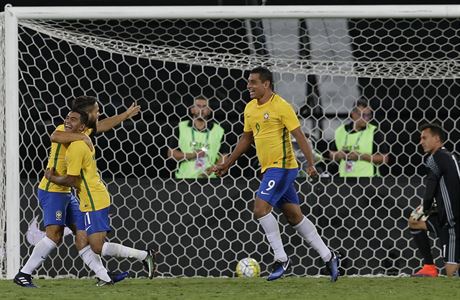 Pátelský duel Brazílie vs. Kolumbie (1:0) s charitativním podtextem pro obti...