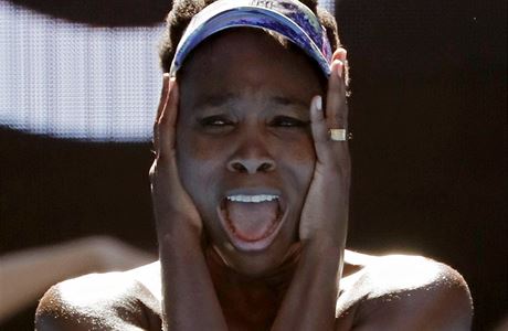 Venus Williamsová se raduje z postupu do finále, které odehraje proti své seste Seren.