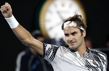 Roger Federer slaví postup do finále Australian Open.