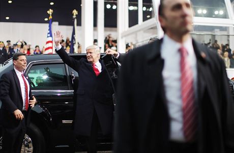 Prezident Donald Trump vystupuje ze své nové prezidentské limuzíny