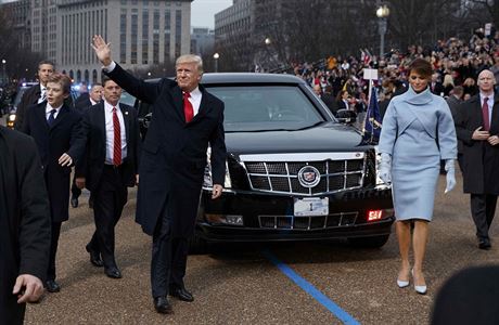 Prezident Donald Trump s první dámou stojící vedle své nové Bestie, limuzíny...