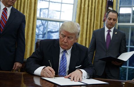 Trump podepisuje píkaz o odchodu Spojených stát z Transpacifického...