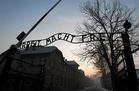 Slogan nad vraty Osvtimi Arbeit macht frei - Prací ke svobod. Vta je...