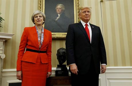 Theresa Mayov a Donald Trump bok po boku v Blm dom.