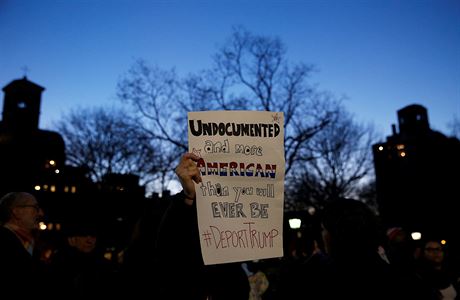 Demonstrtoi na Washington Square Park protestuj proti Donaldu Trumpovi