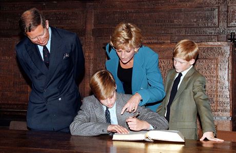 Zleva: Princ Charles, princ William, princezna Diana a princ Harry