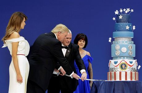 Prezident Trump spolen s viceprezidentem Pencem krjej avl dort na...