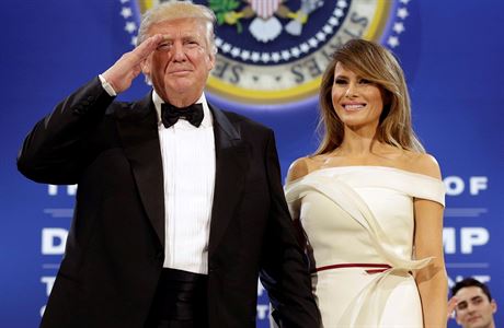 Prezident Trump salutuje na inauguraním plesu americké armády.