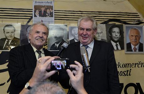 Karel Srp má k prezidentu Zemanovi blízko, v roce 2013 od nj dostal Medaili Za...