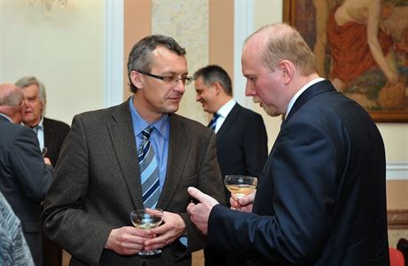 Jií Kaucký (vpravo) v rozhovoru s Prokopem Tomkem.